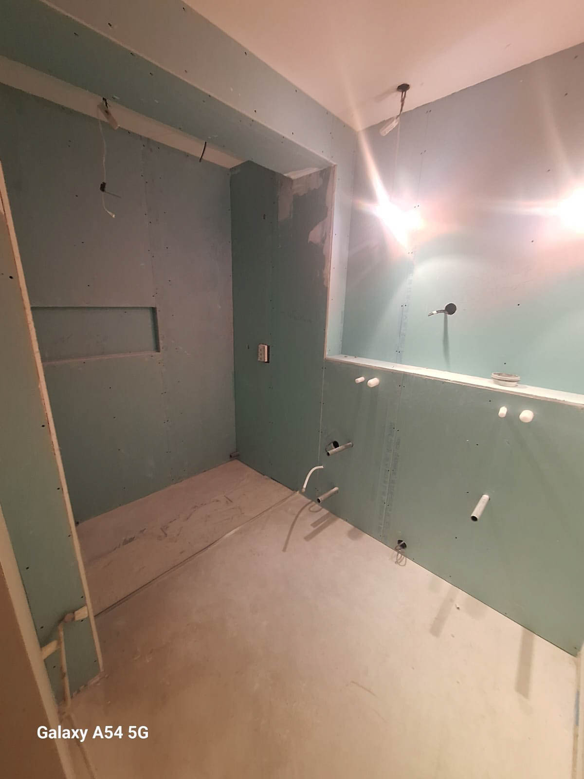 Plomberie de salle de bain obsolète à Bordeaux, avant la réfection des canalisations par SOH Plomberie.