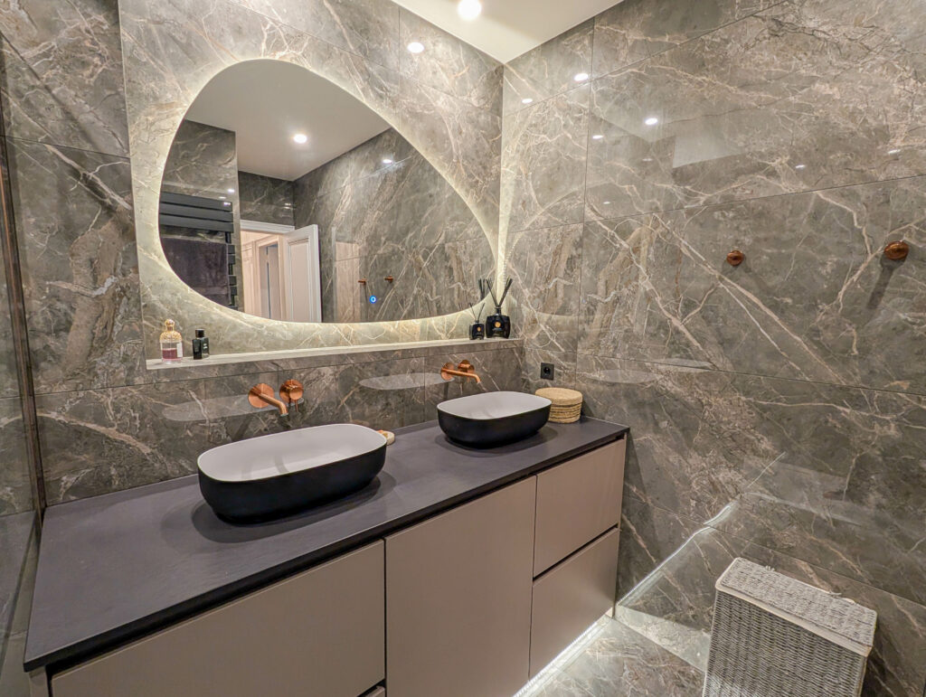 Nouvelle plomberie de salle de bain à Bordeaux, installations et raccordements certifiés par SOH Plomberie.